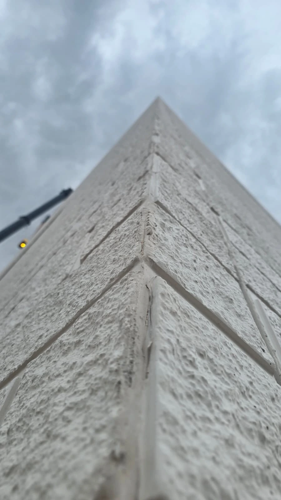 Detalle de la textura y esquina de un panel prefabricado de ETAP L’Ampolla