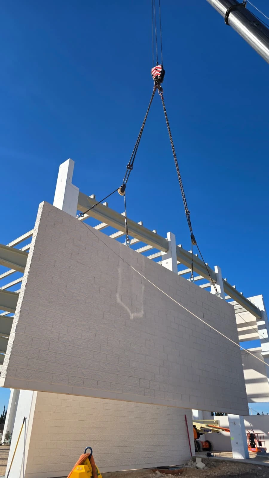 Izado de un panel delante de la estructura prefabricada de ETAP L’Ampolla