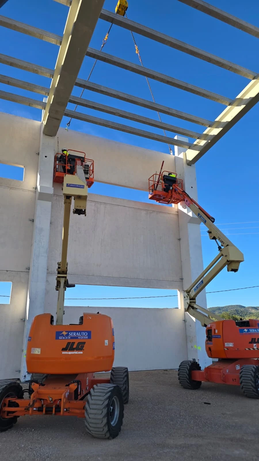 Montaje de paneles de hormigón con plataformas elevadoras en ETAP L’Ampolla